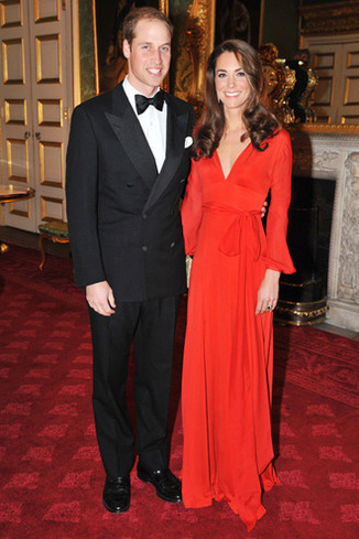 LONDON, ENGLAND - OCTOBER 13: In this handout provided by Clarence House, Prince William, Duke of Cambridge (L) and Catherine, Duchess of Cambridge (R) attend a fundraising Gala organised by 100 Women in Hedge Funds in aid of the Child Bereavement Charity at St James's Palace on October 13, 2011 in London, England.  (Photo by Theodore Wood via Getty Images)