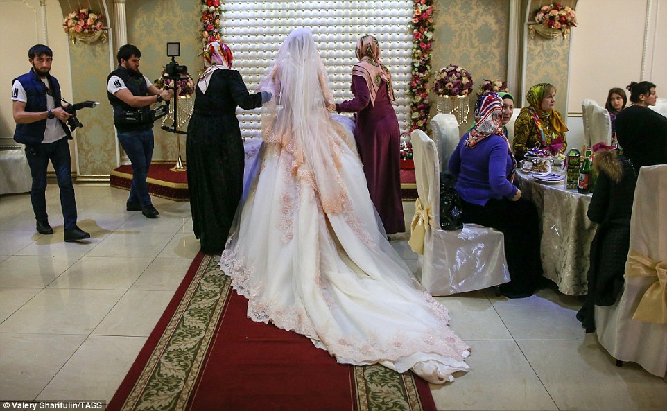 3ab684b100000578-3968480-as_she_makes_her_way_to_the_wedding_ceremony_the_bride_is_escort-a-52_1480006899333