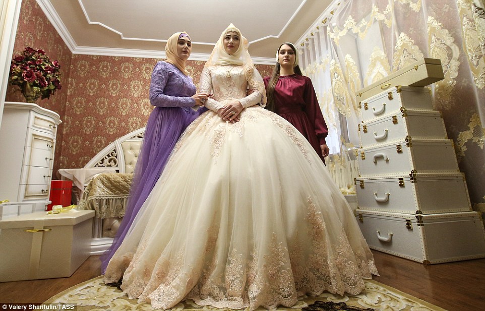 3ab71bf900000578-3968480-once_ready_the_bride_stands_by_in_her_bedroom_alongside_her_frie-a-50_1480006899331